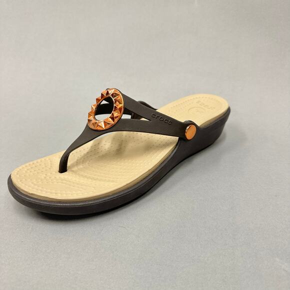 Crocs Sanrah Circle Bow Wedge Flip Sandal Women's Size 5 Espresso Rose Gold - Picture 1 of 14